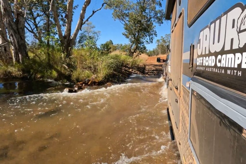 4WD Caravan creek crossing